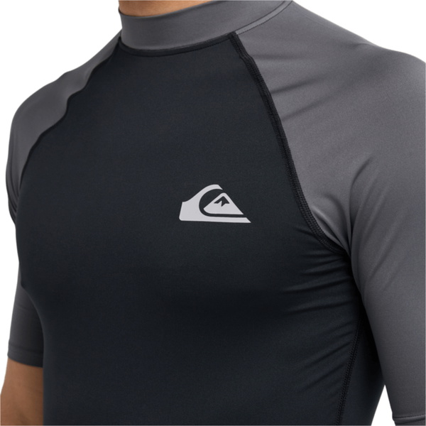 2026 Quiksilver M&auml;nner Everyday UPF50 Kurzarm-Lycra-Weste AQYWR03130 - Black / Iron Gate